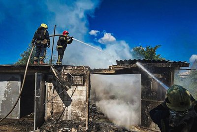 Рятувальники гасять пожежу, яка спалахнула в гаражі внаслідок атаки РФ, Есхар Рятувальники гасять пожежу, яка спалахнула в гаражі внаслідок атаки РФ, Есхар