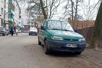 Покинуту автівку на "єврономерах", яка кілька років стояла біля одного з будинків у Житомирі, відправлять на фронт Покинуту автівку на "єврономерах", яка кілька років стояла біля одного з будинків у Житомирі, відправлять на фронт