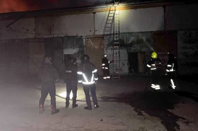 Рятувальники на місці влучання російського БпЛА, Губарівка, 30 квітня 2026 року Рятувальники на місці влучання російського БпЛА, Губарівка, 30 квітня 2026 року