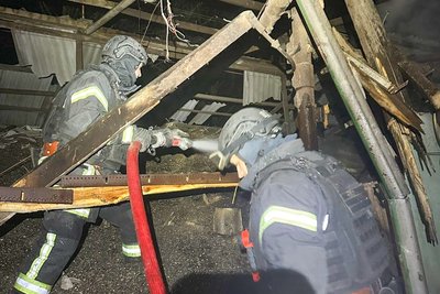 Рятувальники на місці влучання російського дрона в Артемівці, 18 березня 2026 року