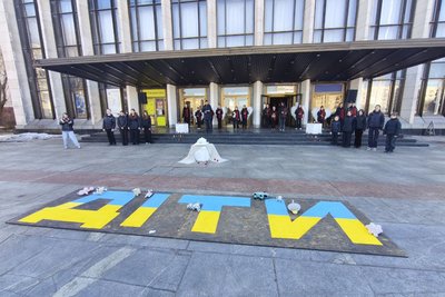 У Житомирі вшанували пам'ять загиблих у Маріупольському драмтеатрі внаслідок авіаудару армії РФ У Житомирі вшанували пам'ять загиблих у Маріупольському драмтеатрі внаслідок авіаудару армії РФ