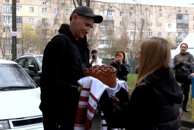 Зустріч звільненого з полону захисника 38-річного Василя Крамара у Вінниці Зустріч звільненого з полону захисника 38-річного Василя Крамара у Вінниці