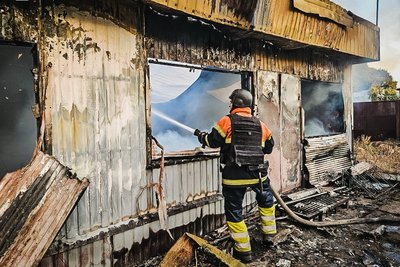 Рятувальник гасить пожежу у Слатиному Дергачівської громади після ударів Росії КАБами, 28 вересня 2024 року Рятувальник гасить пожежу у Слатиному Дергачівської громади після ударів Росії КАБами, 28 вересня 2024 року