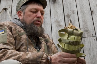 Ветеран із Рівненського Полісся плете постоли для доньки Ветеран із Рівненського Полісся плете постоли для доньки