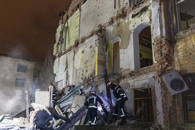 Рятувальники розбирають завали багатоповерхового будинку у центрі Харкова, 2 січня 2026 року