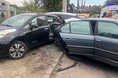 У Житомирі водій легковика заднім ходом в'їхав у припарковані автомобілі — свідки ДТП викликали швидку У Житомирі водій легковика заднім ходом в'їхав у припарковані автомобілі — свідки ДТП викликали швидку
