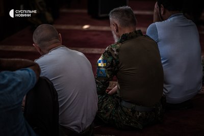 Спільна молитва в мечеті у Костянтинівці на Курбан байрам, Донеччина, липень 2022 року. На фото в центрі – кримськотатарський активіст і ветеран російсько-української війни з 2016 року Рустем Аблятіф. У вересні він загинув під час боїв на Херсонщині.