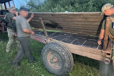 На Волині затримали тракториста, який віз до Польщі контрабандні цигарки На Волині затримали тракториста, який віз до Польщі контрабандні цигарки
