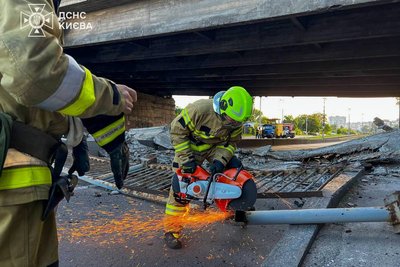 Рух транспорту перекрили: у Києві обвалилася частина шляхопроводу Рух транспорту перекрили: у Києві обвалилася частина шляхопроводу