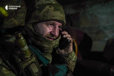 Мінометник із позивним "Заєць" плаче, вітаючи маму із днем народження з позиції у Бахмуті, Донеччина, грудень 2022 року. Він уже кілька днів хворіє та має високу температуру.