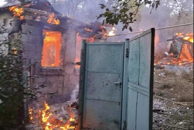 У Слатиному горить двір після удару РФ У Слатиному горить двір після удару РФ