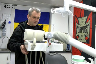 Лікар-стоматолог Андрій Колісніченко у дентамобілі Лікар-стоматолог Андрій Колісніченко у дентамобілі