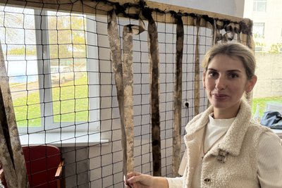 Жінки зі Степівської громади понад два роки плетуть сітки для українських оборонців Жінки зі Степівської громади понад два роки плетуть сітки для українських оборонців