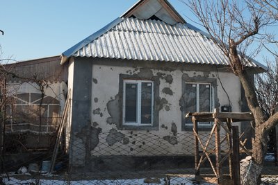 Жителька Миколаївщини відновлює дім та пасіку після обстрілів і затоплення Жителька Миколаївщини відновлює дім та пасіку після обстрілів і затоплення