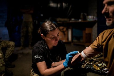 "Я не можу сидіти осторонь": медсестра з Луцька поєднує роботу в дитячій онкогематології та ротації на передову