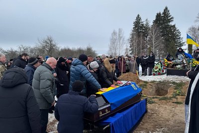 Понад 2 роки вважали зниклим безвісти — на Житомирщині попрощалися з полеглим воїном Олександром Бісиком Понад 2 роки вважали зниклим безвісти — на Житомирщині попрощалися з полеглим воїном Олександром Бісиком