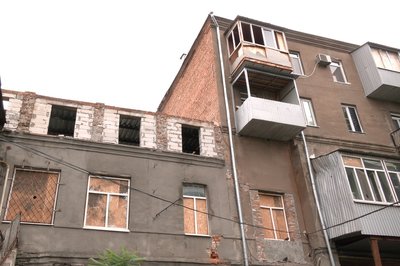 Добудований третій поверх в аварійному будинку на майдані Героїв Небесної Сотні в Харкові Добудований третій поверх в аварійному будинку на майдані Героїв Небесної Сотні в Харкові