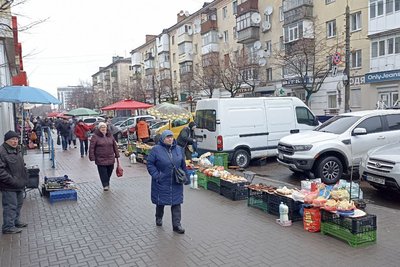 Ціни на моркву на Житньому ринку у Житомирі: причини здорожчання Ціни на моркву на Житньому ринку у Житомирі: причини здорожчання