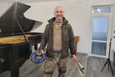 На фронті грав на пеньках замість барабанів: викладач луцької музшколи прийшов у відпустку На фронті грав на пеньках замість барабанів: викладач луцької музшколи прийшов у відпустку