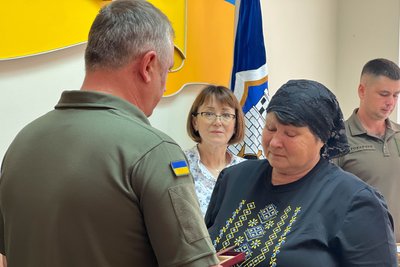 У Житомирі рідним загиблих у боях за Україну воїнів передали державні нагороди