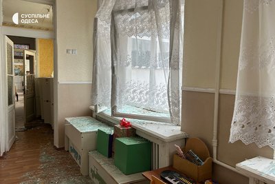 Скло на ліжках і вибиті вікна: наслідки атаки РФ на дитсадок на Одещині