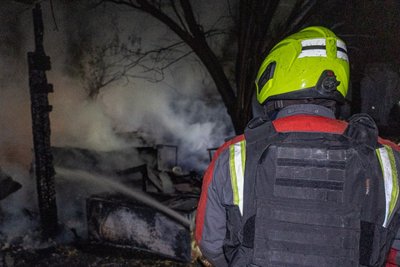 Рятувальник гасить пожежу Рятувальник гасить пожежу