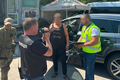 Обшук в машині у жінки, яку підозрюють у продажі психотропів Обшук в машині у жінки, яку підозрюють у продажі психотропів