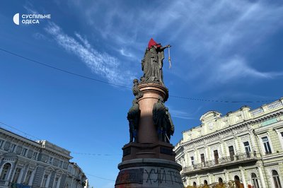 На пам'ятник Катерині II в центрі Одеси надягли червоний ковпак ката На пам'ятник Катерині II в центрі Одеси надягли червоний ковпак ката