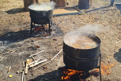 Шурванці, коржі на черені та 3 казани борщу: на Житомирщині влаштували гастрофестиваль "Білий борщ і не тільки" Шурванці, коржі на черені та 3 казани борщу: на Житомирщині влаштували гастрофестиваль "Білий борщ і не тільки"