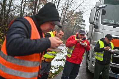 Українські водії, заблоковані на кордоні у Дорогуську, обідають іжею від польських священників Українські водії, заблоковані на кордоні у Дорогуську, обідають іжею від польських священників