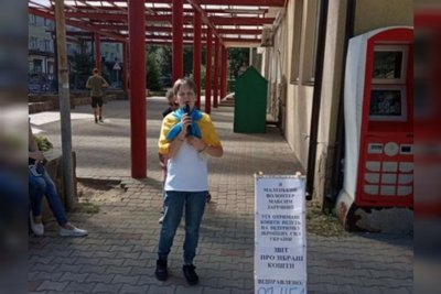 Школяр з Херсонщини співом на вулицях збирає кошти на допомогу українським військовим Школяр з Херсонщини співом на вулицях збирає кошти на допомогу українським військовим