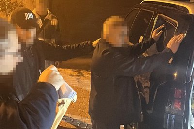Вимагав по 200 доларів за контейнер: одного з інспекторів Одеської митниці підозрюють у хабарництві Вимагав по 200 доларів за контейнер: одного з інспекторів Одеської митниці підозрюють у хабарництві