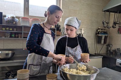 У Луцьку волонтери готують для військових-вегетаріанців паски без яєць і дріжджів У Луцьку волонтери готують для військових-вегетаріанців паски без яєць і дріжджів