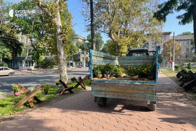 Чорнобривці та протитанкові їжі: в Одесі створили інсталяцію, присвячену дітям, яких вбила російська армія Чорнобривці та протитанкові їжі: в Одесі створили інсталяцію, присвячену дітям, яких вбила російська армія