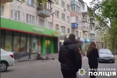 У Києві чоловік кидався ножами в лікарів, які рятували його дружину, що випала з вікна У Києві чоловік кидався ножами в лікарів, які рятували його дружину, що випала з вікна