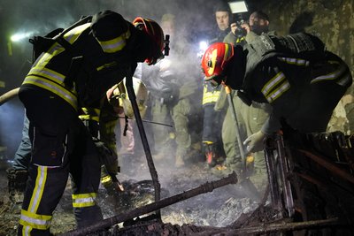 Рятувальники розбирають завали на місцях влучань у Холодногірському районі, Харків Рятувальники розбирають завали на місцях влучань у Холодногірському районі, Харків