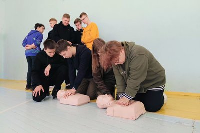 У коледжі в Луцьку молодь вчили керувати дроном, тримати автомат у руках і надавати меддопомогу