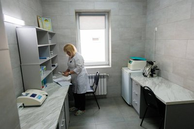 Медикиня в амбулаторії в Дергачах, Харківська область Медикиня в амбулаторії в Дергачах, Харківська область