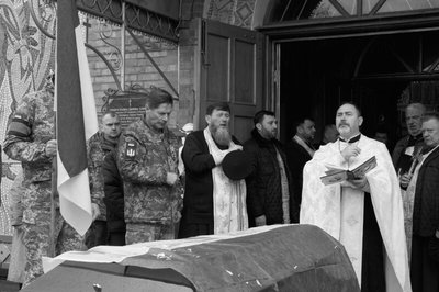 У Луцькій громаді попрощалися із полеглим 28-річним солдатом Денисом Костюком У Луцькій громаді попрощалися із полеглим 28-річним солдатом Денисом Костюком