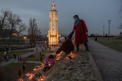 Люди запалюють свічки у день пам’яті жертв Голодомору в музеї у Києві