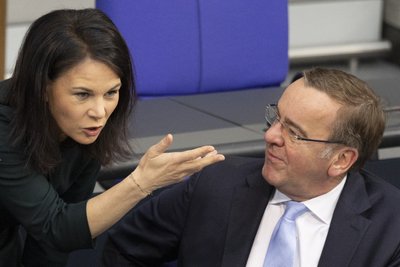 міністерка закордонних справ Німеччини Анналена Бербок і міністр оборони Борис Пісторіус у Бундестазі міністерка закордонних справ Німеччини Анналена Бербок і міністр оборони Борис Пісторіус у Бундестазі