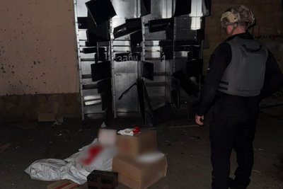 Поштомат, який був пошкоджений через удар РФ по Золочеву Поштомат, який був пошкоджений через удар РФ по Золочеву