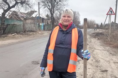 В Ізюмі комунальники розбирають блокпости російських окупантів
