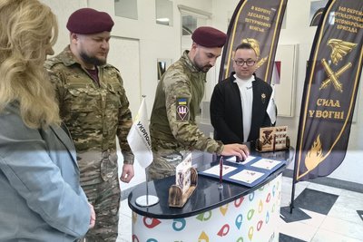 «Сила у вогні»: у Житомирі погасили поштову марку 148 окремої артилерійської бригади ДШВ «Сила у вогні»: у Житомирі погасили поштову марку 148 окремої артилерійської бригади ДШВ