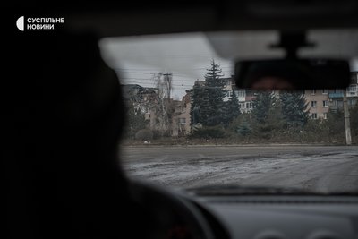 Розбомблений будинок у Бахмуті, поряд з пам’ятником визволителям Донбасу. В майже зруйнованому домі досі живуть кілька людей. Донеччина, грудень 2022 року. Розбомблений будинок у Бахмуті, поряд з пам’ятником визволителям Донбасу. В майже зруйнованому домі досі живуть кілька людей. Донеччина, грудень 2022 року.