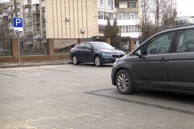 У Луцьку штрафують водіїв, які паркуються біля лікарні і блокують рух "швидким" У Луцьку штрафують водіїв, які паркуються біля лікарні і блокують рух "швидким"