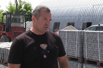 Створив підприємство і отримав грант на його розширення: переселенець з Бердянська у Хмельницькому виготовляє бруківку Створив підприємство і отримав грант на його розширення: переселенець з Бердянська у Хмельницькому виготовляє бруківку