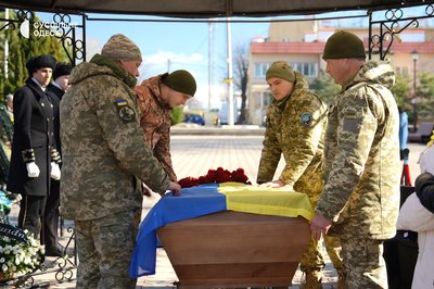 На Одещині поховали військового, чию сім'ю у 2022 році у ЖК "Тірас" вбила ракетою армія РФ На Одещині поховали військового, чию сім'ю у 2022 році у ЖК "Тірас" вбила ракетою армія РФ