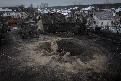 Воронка від ракети, наслідки російського обстрілу Києва