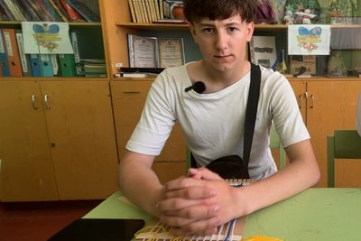 Діти тчуть килими на ткацьких верстатах: як у школі на Житомирщині відтворюють давнє ремесло Діти тчуть килими на ткацьких верстатах: як у школі на Житомирщині відтворюють давнє ремесло